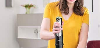 Kobieta ucierająca pomidory w blenderze Braun MultiQuick 9