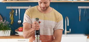 Mężczyzna blendujący shake w blenderze MultiQuick 9. - zdjęcie