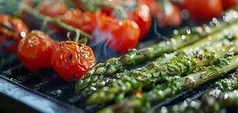 Grillujące się szparagi z pomidorkami koktajlowymi - zdjęcie.