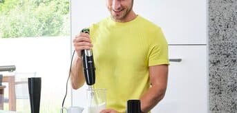 Mężczyzna używający blendera Braun MultiQuick 9 do ubicia jajek - zdjęcie.