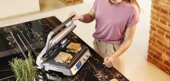 Kobieta przygotowująca śniadanie na grillu MultiGrill 9 od Braun