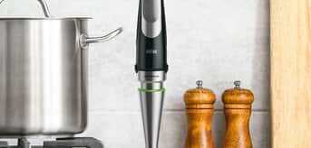 Blender ręczny MultiQuick 9X stojący na blacie kuchennym