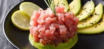 Tatar z warzyw na czarnym talerzu