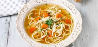 Rosół w głębokim talerzu