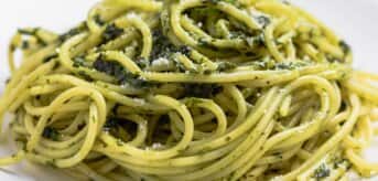 Makaron z zielonym pesto - zdjęcie.