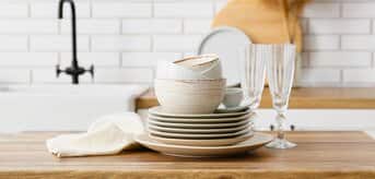 Naczynia stojące na drewnianym blacie w kuchni