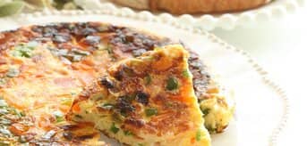 Omlet Frittata warzywna jako placek z warzywami w kostkę - zdjęcie.