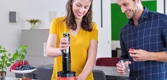 Kobieta blendująca truskawki w blenderze Braun MultiQuick 9 - zdjęcie.