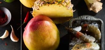 Surowe krewetki z ananasem, mango i imbirem