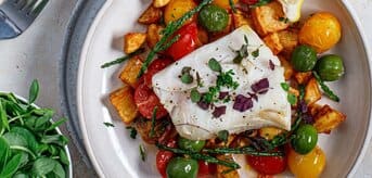 Dorsz z pomidorkami i ziemniakami. - zdjęcie