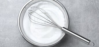 Masa z ubitych jajek i trzepaczka - tytułowa.