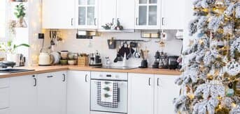 Biała kuchnia ze świątecznymi ozdobami - zdjęcie.