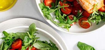 Grillowany łosoś z pomidorkami i sałatą. - zdjęcie