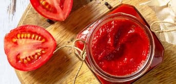 Domowy ketchup w słoiku z pomidorami