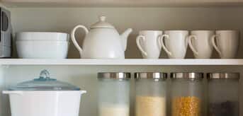 Kuchenne naczynia stojące posegregowane na półkach