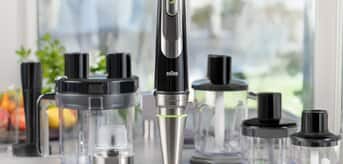 Blender Braun MultiQuick 9 na blacie w kuchni z zimą za oknem - zdjęcie.