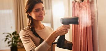 braun_quickstyle-7_GS7077BK_garment-steamer_5_inuse_1920x960px.png