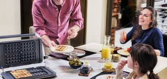 Rodzina robiąca gofry w grillu Braun MultiGrill 9 Pro - zdjęcie.