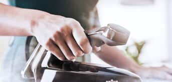 Kobieta pracująca żelazkiem z generatorem pary Braun CareStyle9 - zdjęcie.