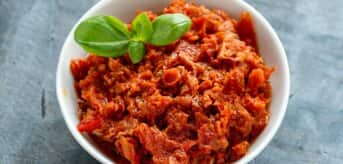 Czerwone pesto w miseczce - zdjęcie.