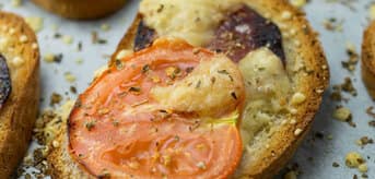 Zapiekanki z serem, pomidorem i przyprawami