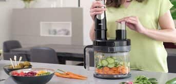 kobieta przygotowująca surówkę przy użyciu blendera MQ9 od Braun