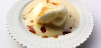 Talerz z a la budyniem i pianką na wierzchu