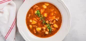 Forszmak w białym głębokim talerzu