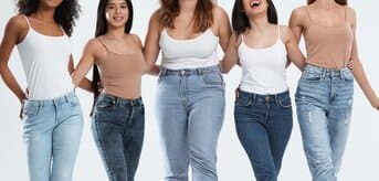 5 kobiet w różnych krojach spodni jeansowych