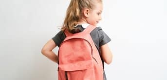 Dziewczynka ze szkolnym plecakiem