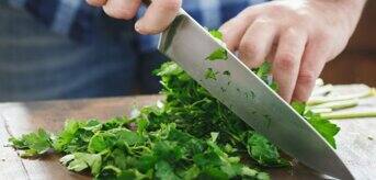 Siekanie pietruszki - zdjęcie.