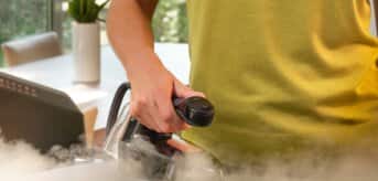 Żelazko z generatorem pary Braun CareStyle7Pro podczas użycia - zdjęcie.