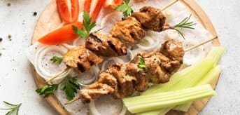 Szaszłyki z kurczakiem, podane na cebuli - zdjęcie.