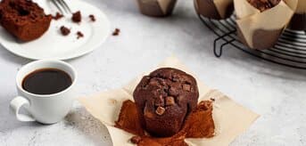 Czekoladowe muffinki z czarna kawą w filiżance. - tytułowa