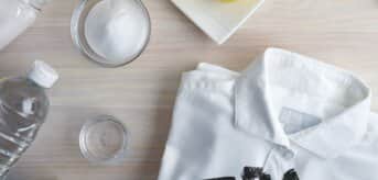 Biała bluzka przygotowana do usuwania nadruku