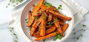 Frytki z batatów na białym talerzu. - tytułowa