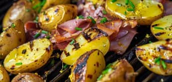 Grillujące się młode ziemniaczki z szynką - zdjęcie.