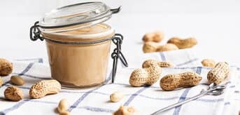 Domowe klasyczne masło orzechowe w słoiczku - tytułowa.