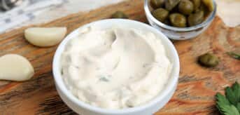 Sos tatarski w miseczce na desce - zdjęcie.