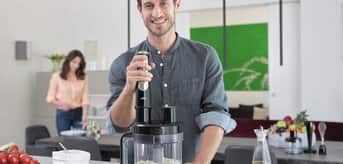 Mężczyzna przygotowuje posiłek za pomocą blendera ręcznego Braun MQ9