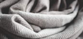 Zwinięte ubranie z wełny