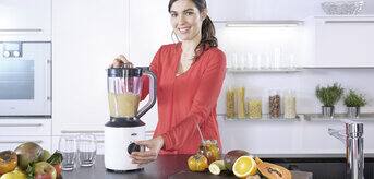 Braun PowerBlend 3 jugblender in use