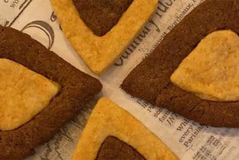 Cœurs salés Canistrelli à l'ail noir et huile de truffe