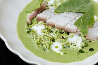 Dorade royale fumée au foin, salade d’asperges vertes