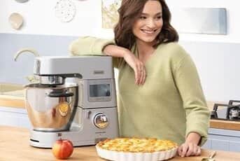 SZARLOTKA NA KRUCHYM CIEŚCIE