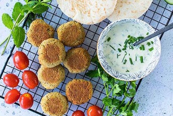 Falafels au four et sauce au yaourt et aux herbes