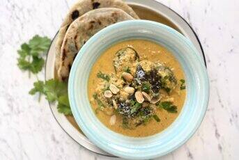 Baby aubergines au lait de coco et Paratha aux oignons nouveaux par @SanjeeBollywood