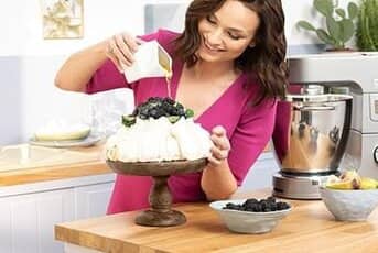 TORT BEZOWY Z KREMEM Z MASCARPONE I OWOCAMI LEŚNYMI