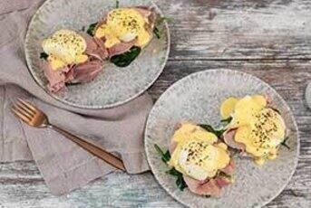 Making hollandaise sauce