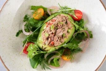 Avocat au thon et à la mayonnaise